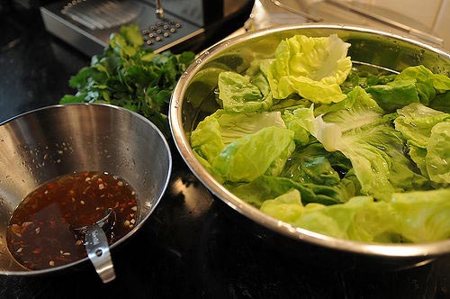 Bước 6: Vắt chanh, băm rau mùi