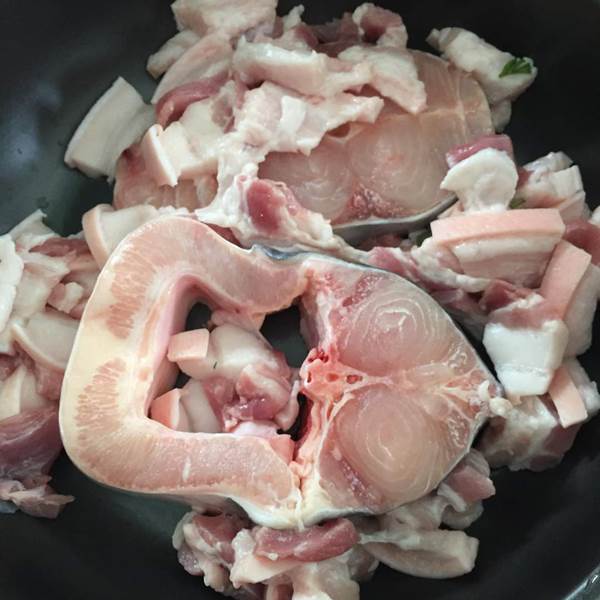 Cá dứa tươi kho tộ - thịt ba rọi
